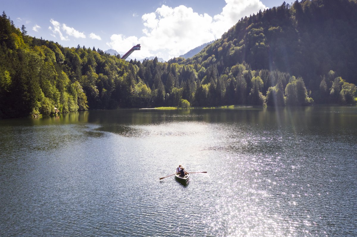 Mit dem Ruderboot unter der Skiflugschanze, Tourismus Oberstdorf, uschi liebl pr