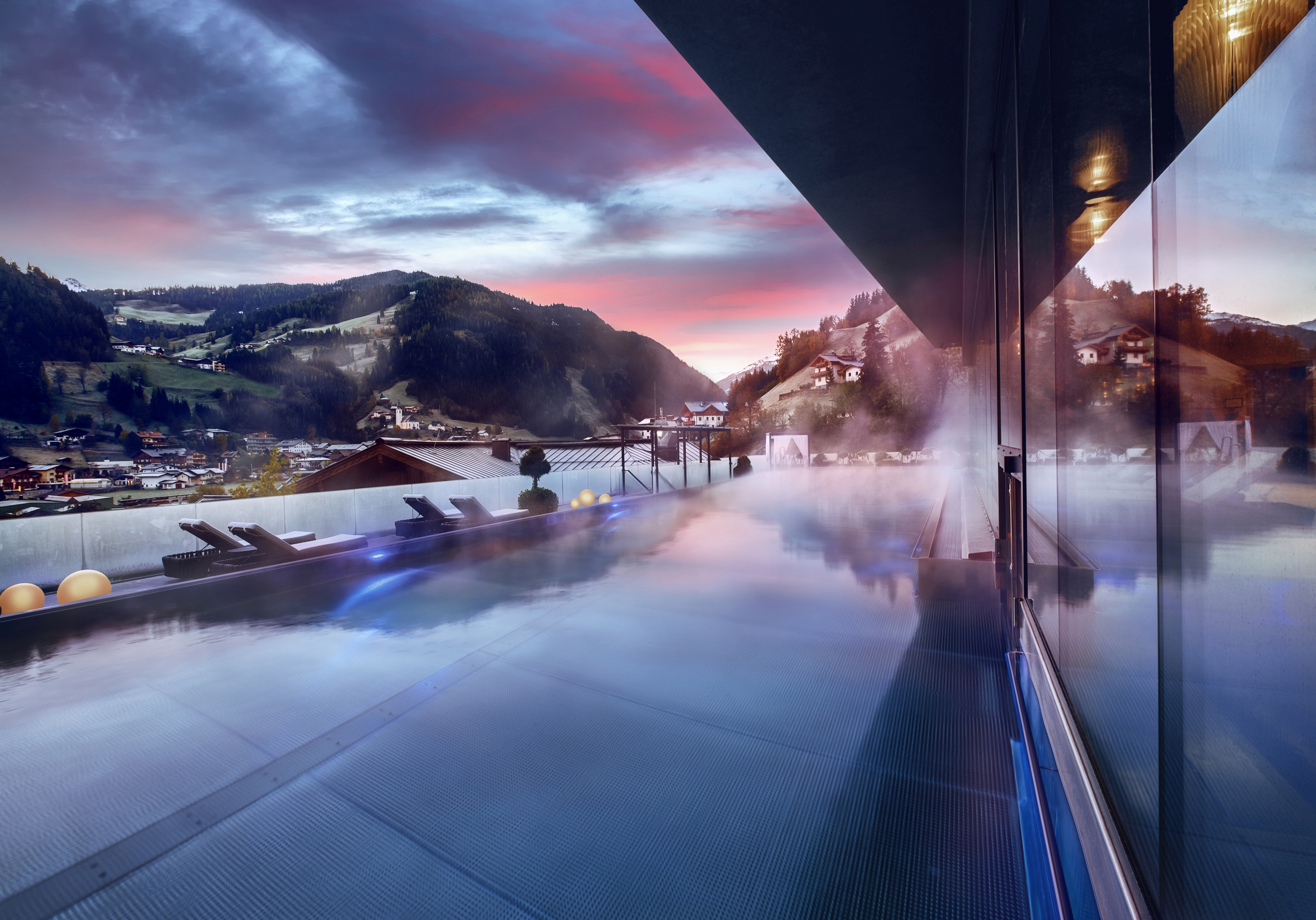 Das Edelweiss Salzburg Mountain Resort - Aussenpool - Abenddämmerung