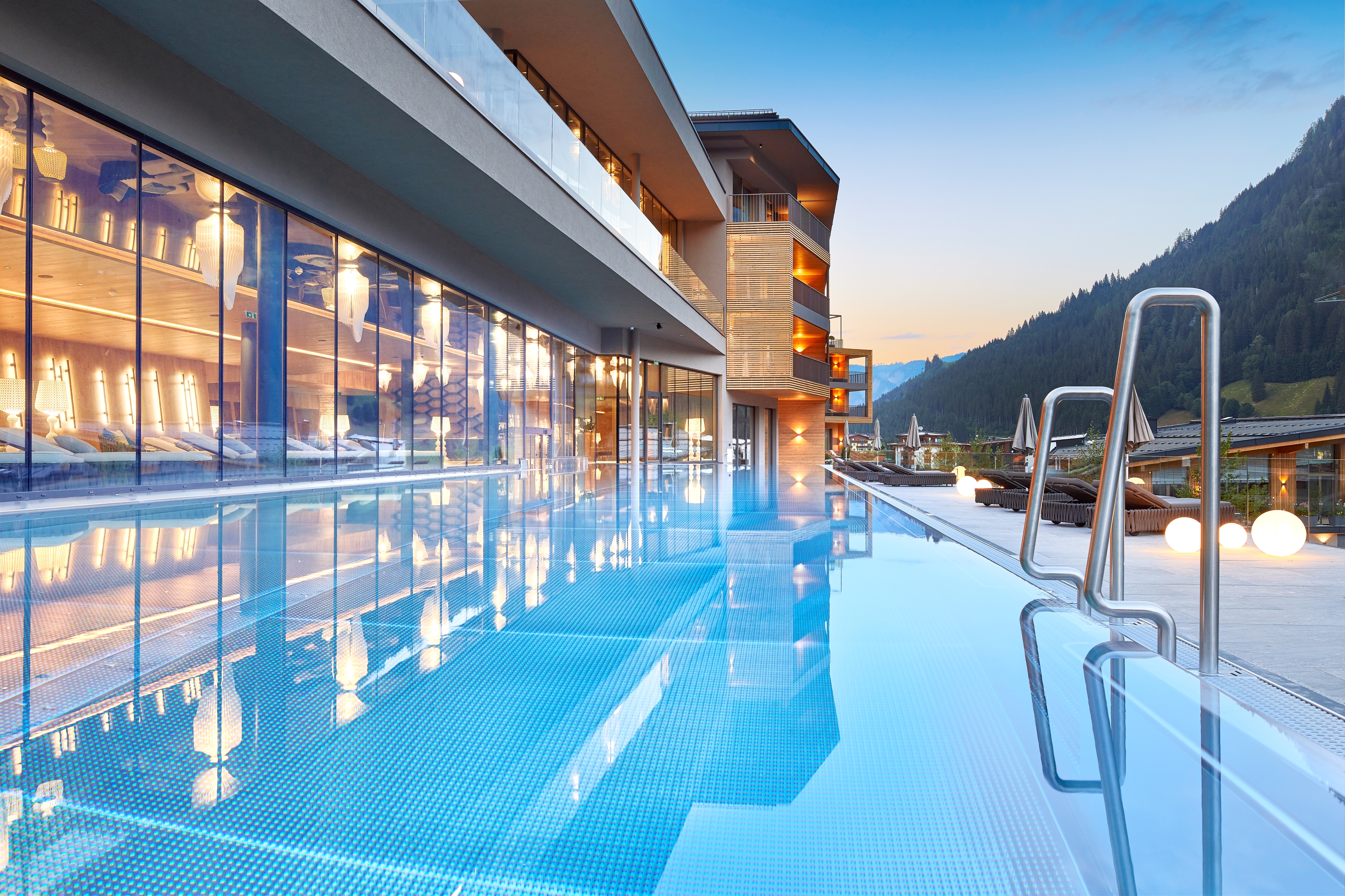 Das Edelweiss Salzburg Mountain Resort - Aussenpool - Morgendämmerung