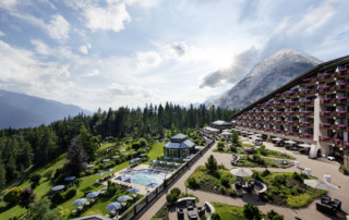 Interalpen-Hotel Tyrol, Aussenansicht - Fünf-Sterne-Superior-Hotel, uschi liebl pr