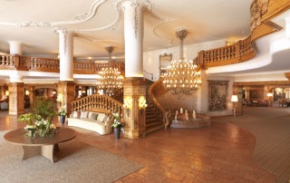 Interalpen-Hotel Tyrol, Eingangshalle- Fünf-Sterne-Superior-Hotel, uschi liebl pr