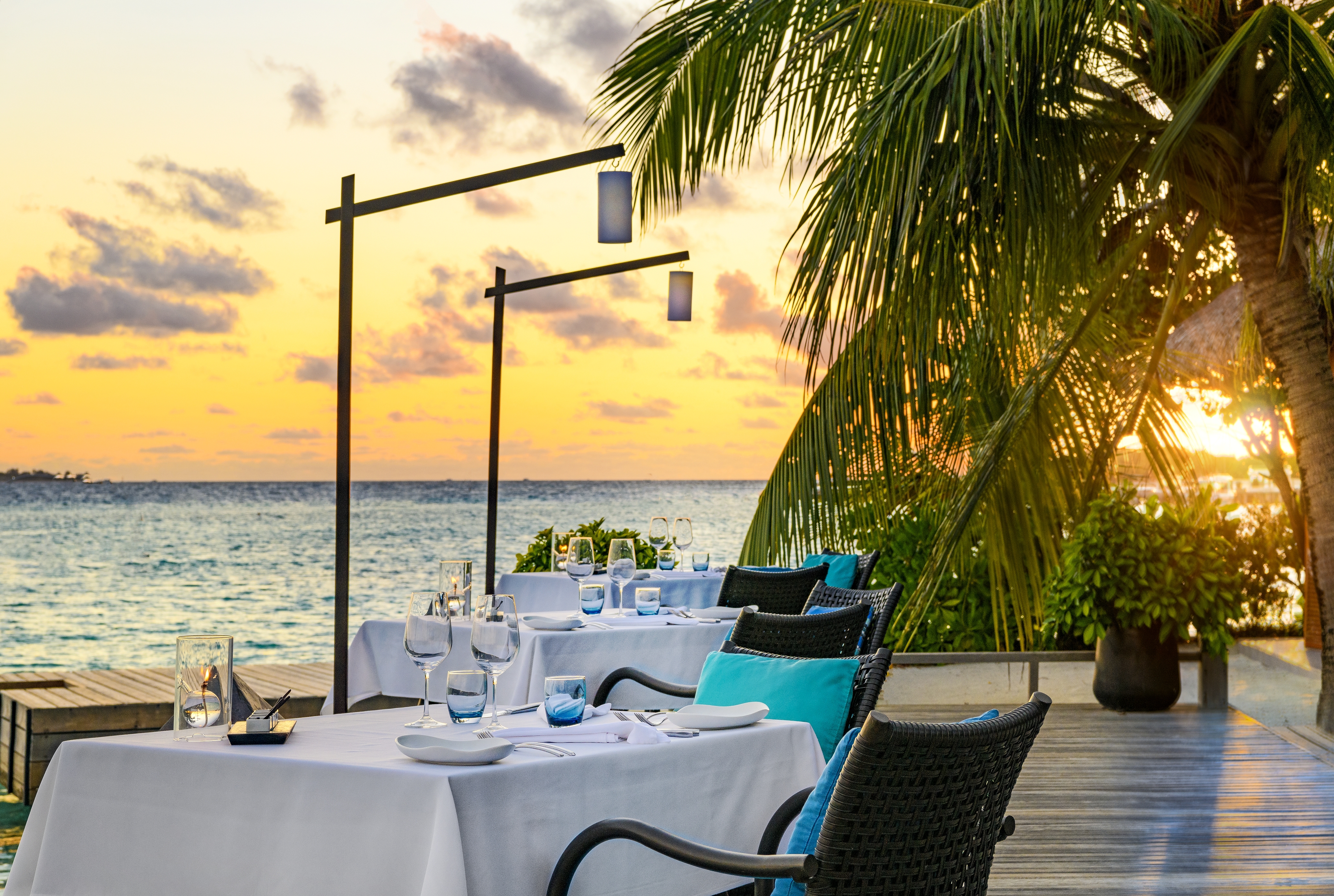 Sheraton Maldives Full Moon Resort & Spa - SeaSalt Dinner Sonnenuntergang - PR by uschi liebl pr