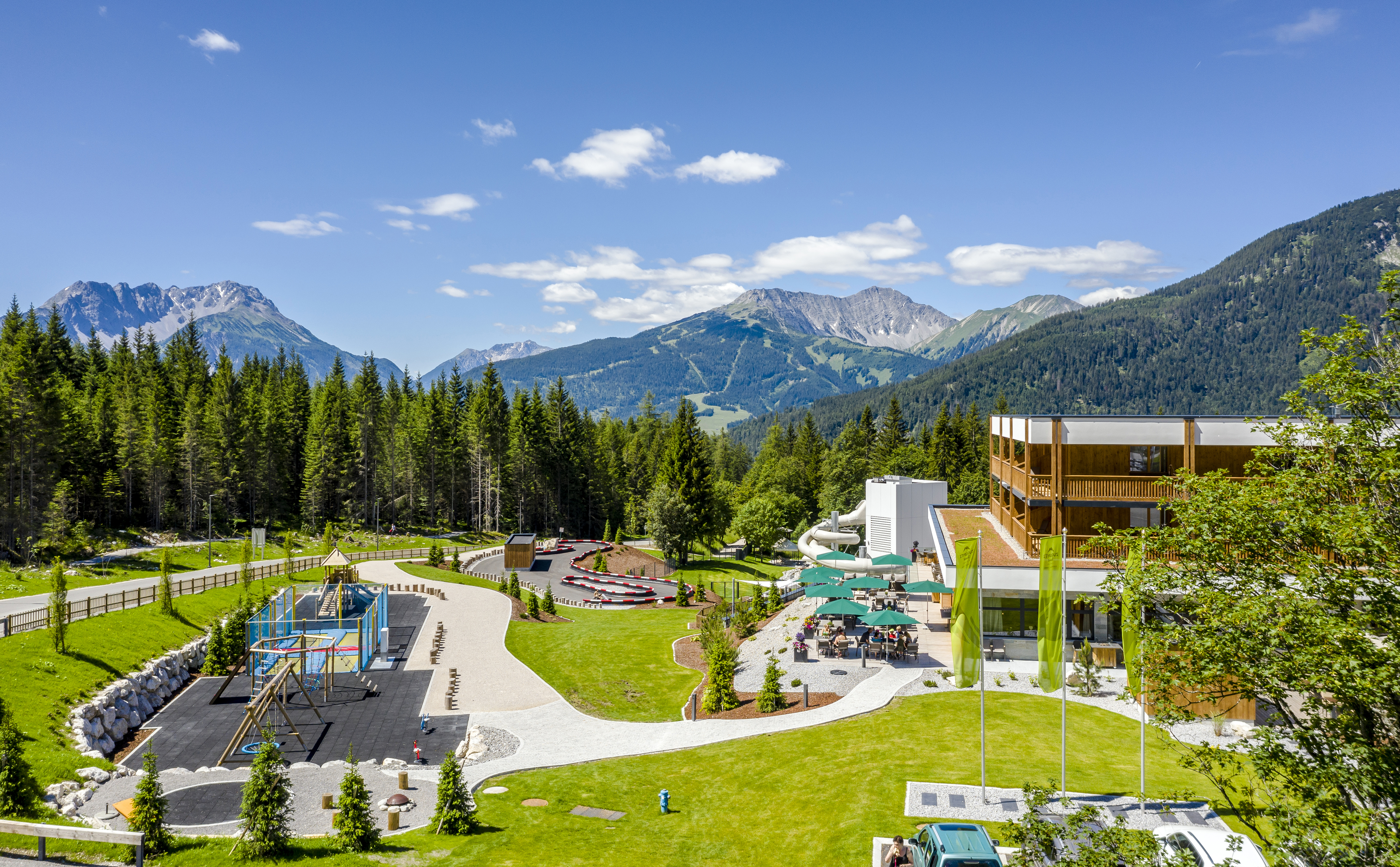 Zugspitz Resort Außenansicht Sommer